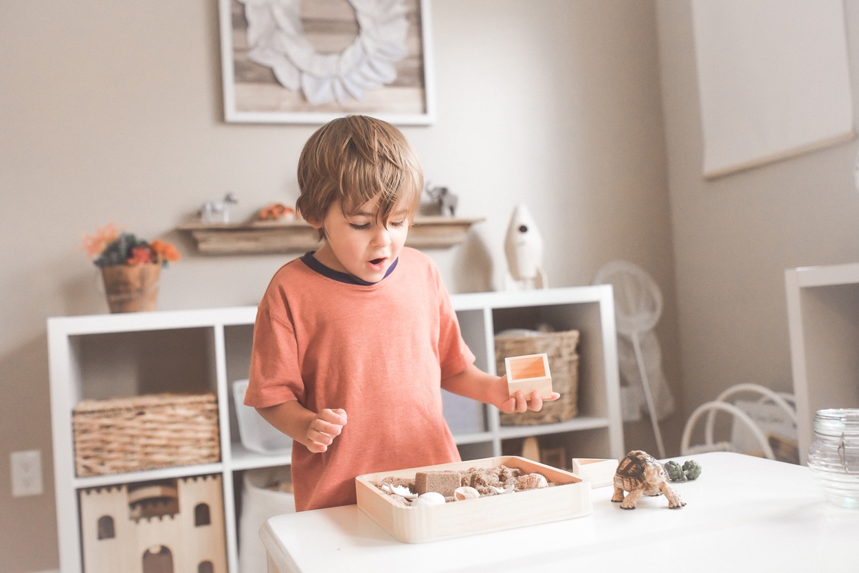 Otroška soba, polna Montessori spodbud