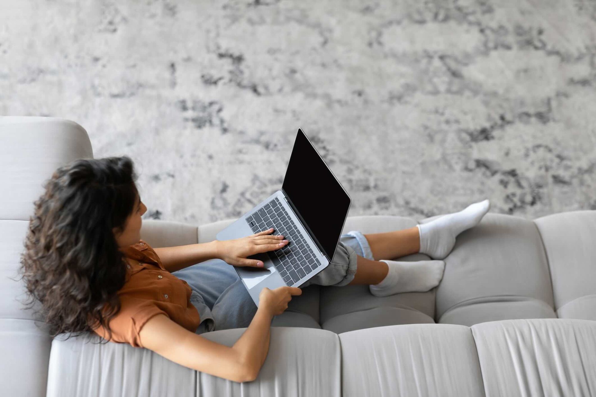Idealna sedežna garnitura za home office – ko dnevna soba služi kot delovna soba