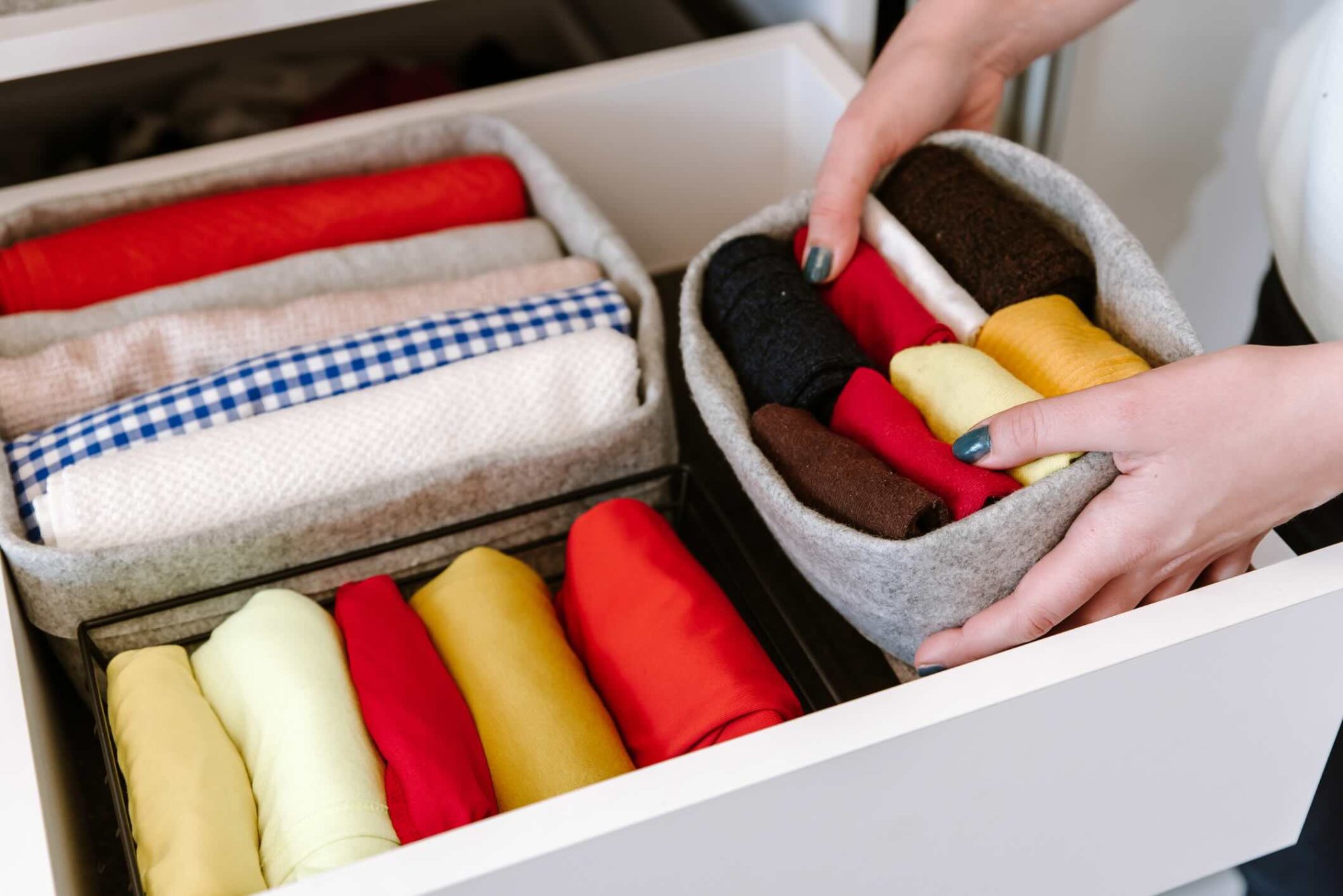 Metoda KonMari v omari – deluje tudi v slovenski garderobi?