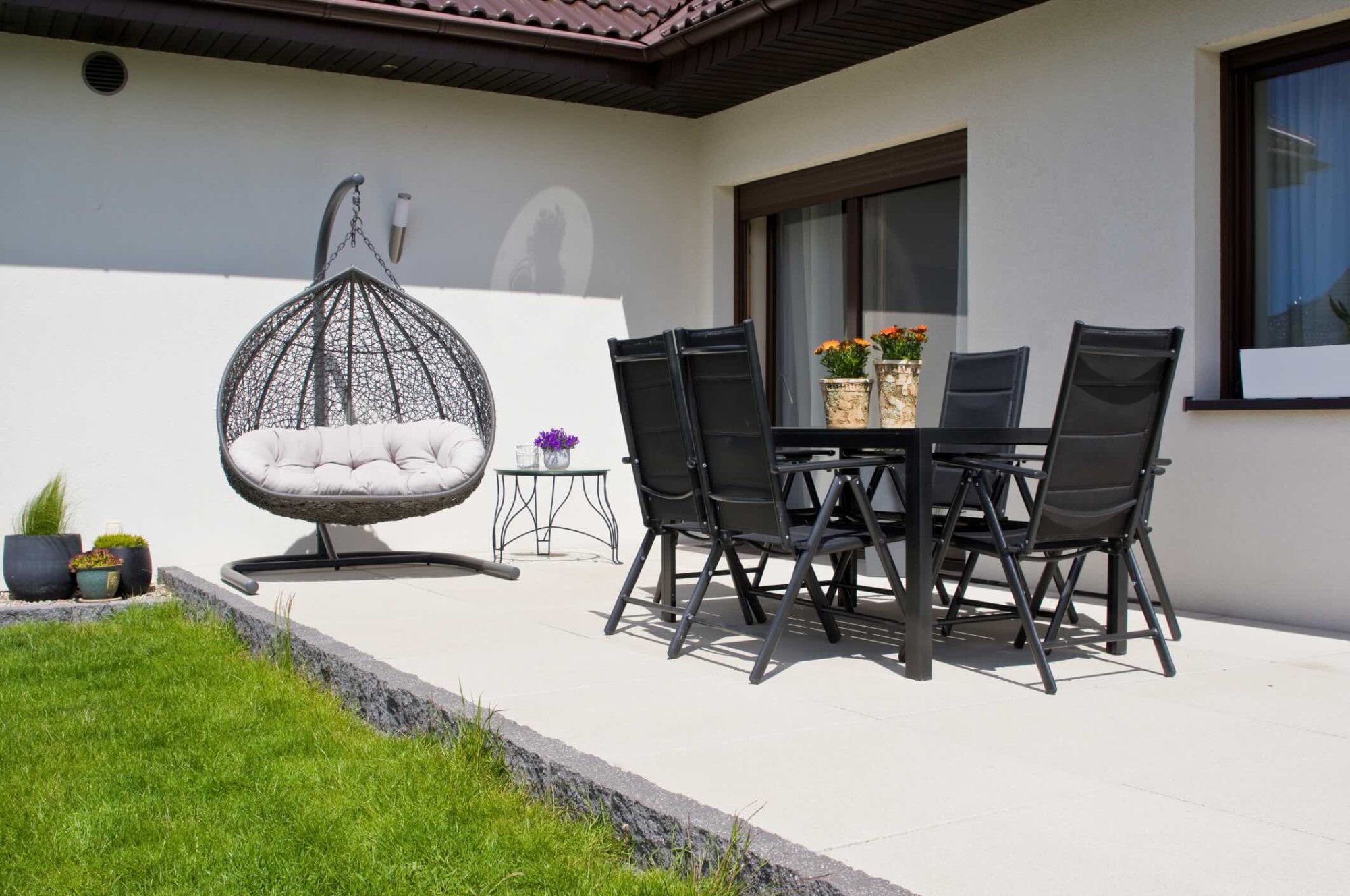 Kako spremeniti balkon in teraso v poletno oazo? Nasveti za ureditev in opremo