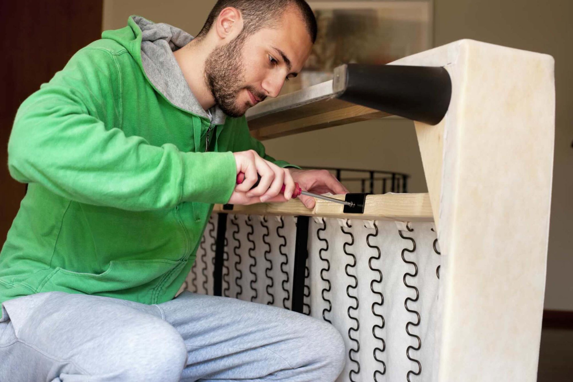 Zakaj sedežna garnitura škripa in kaj storiti? Preprost vodič za popravilo